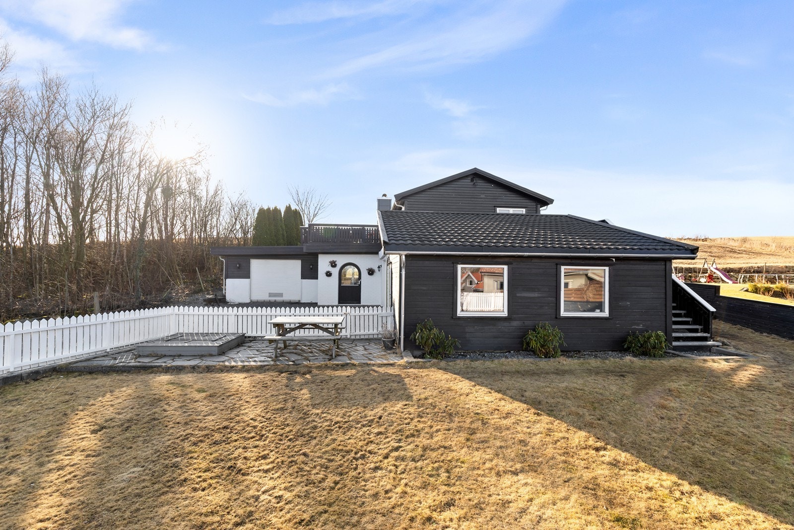 Eiendommen har et uthus/tilbygg som er innredet med kjøkkenkrok, hobbyrom og gjesterom. Galleribilde