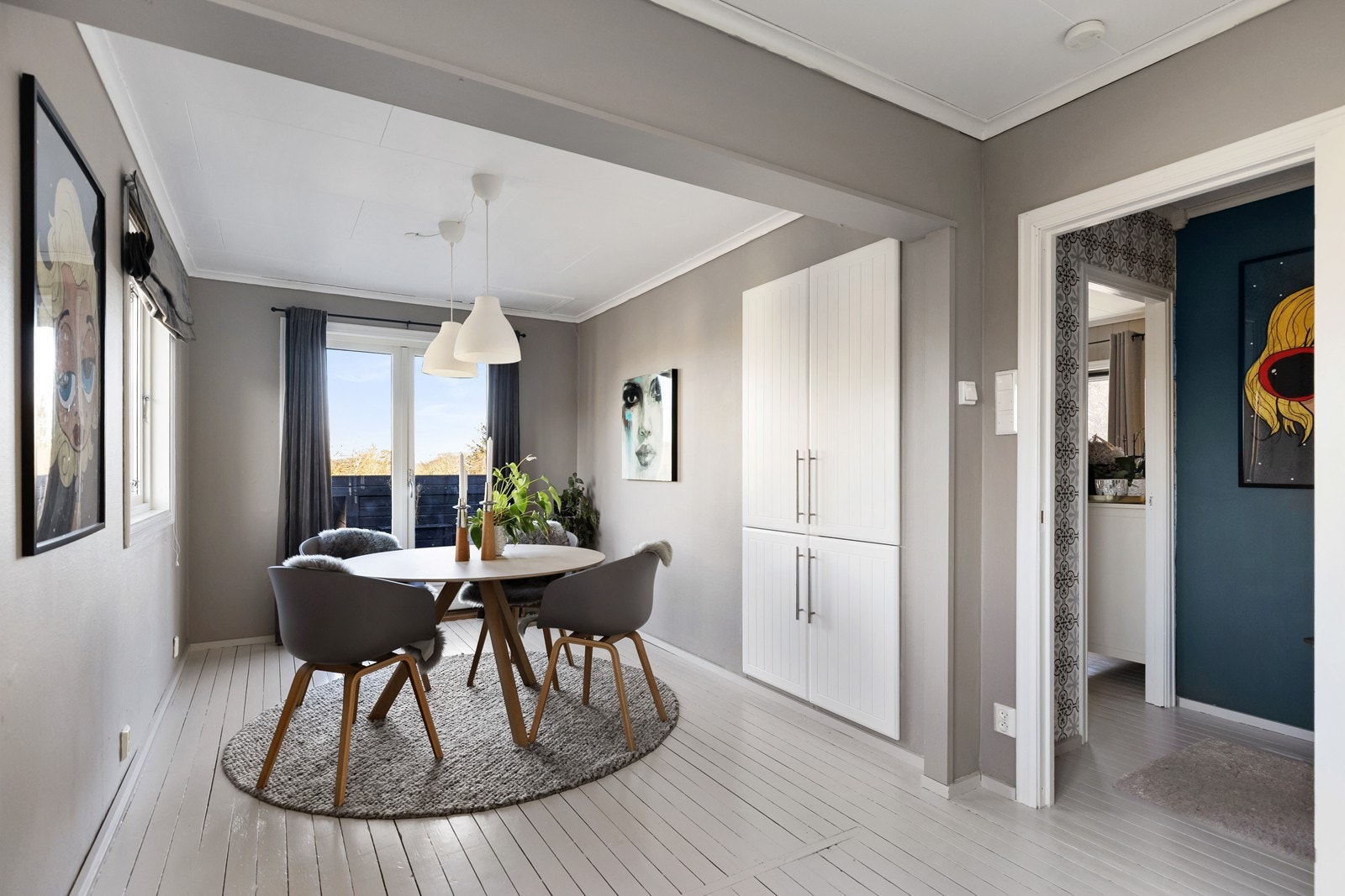 Kjøkkenet har plass til eget spisebord og har direkte utgang til terrassen. Galleribilde