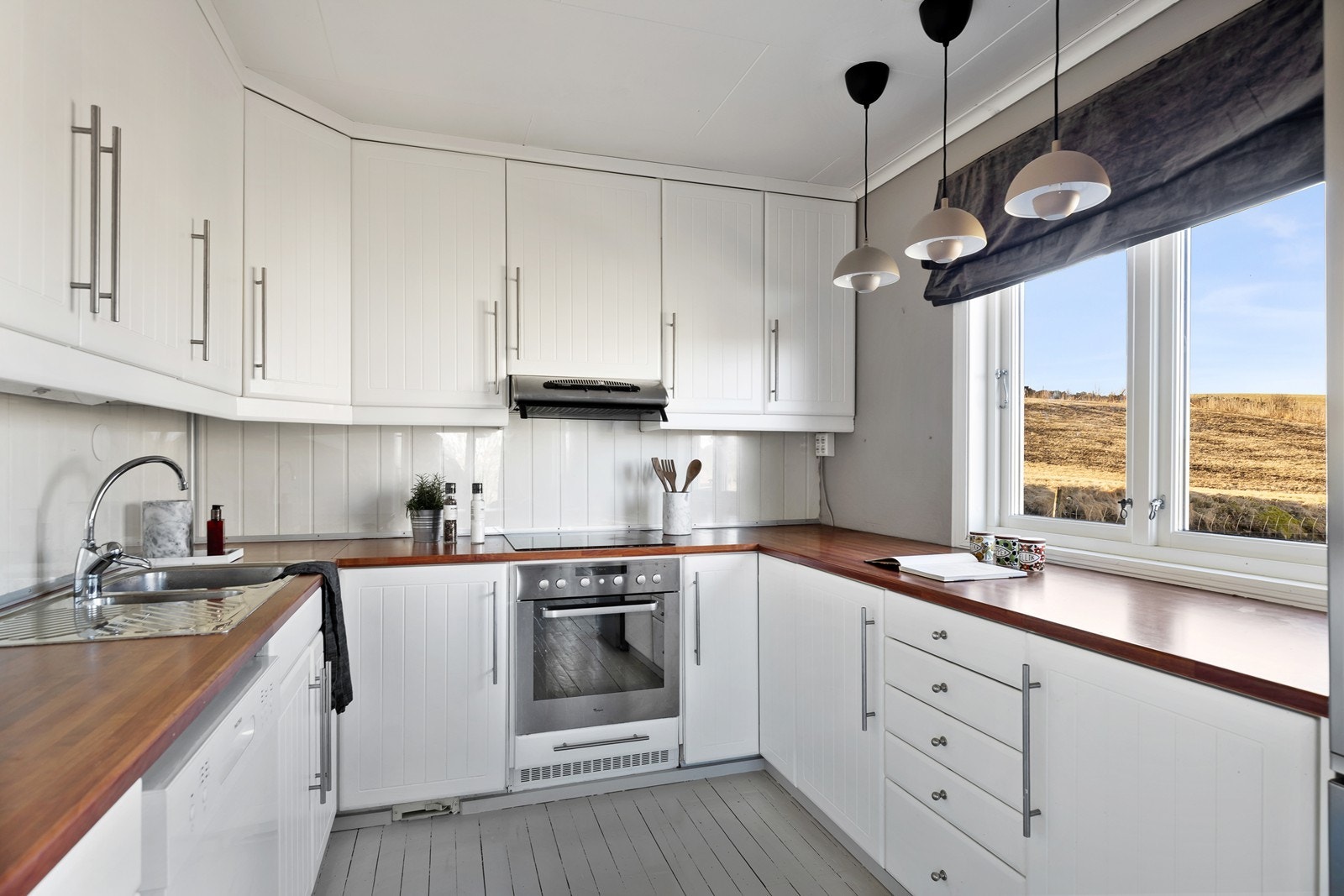 Kjøkkenet er i hvit utførelse med skap til tak. Galleribilde