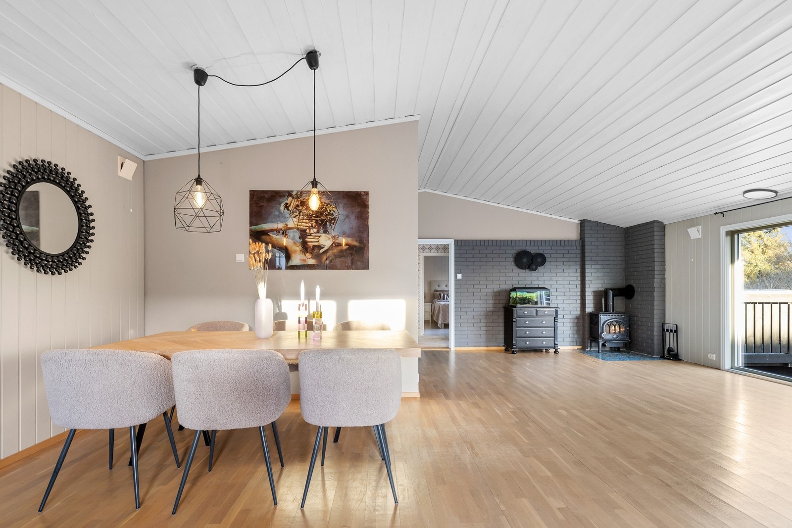 Her er det god plass til langbord og flere middagsgjester. Galleribilde