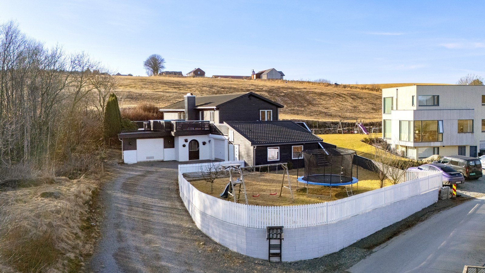 Klepp Stasjon har en fantastisk beliggenhet for de som ønsker å bo landlig, men allikevel være nær mer urbane strøk. Du bor i gåavstand til toget, og kan når du vil velge by og kultur eller land og stillhet. Galleribilde
