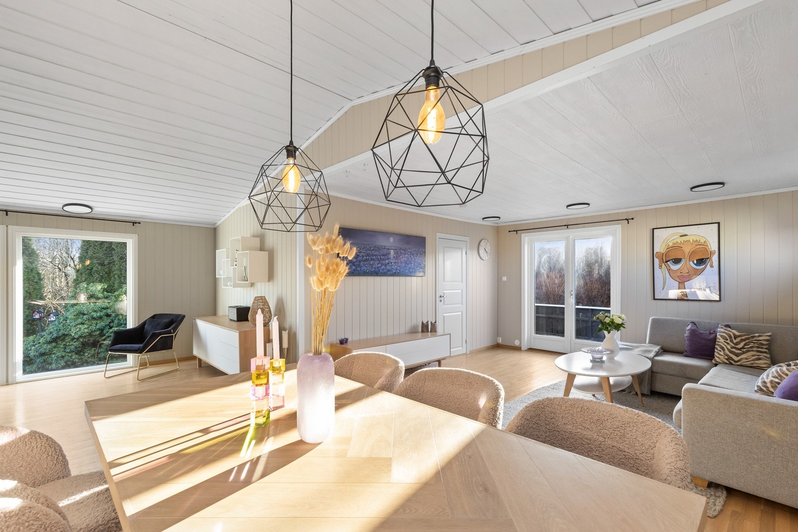 Deler av stuen har ekstra takhøyde, noe som gir en god romfølelse. Galleribilde