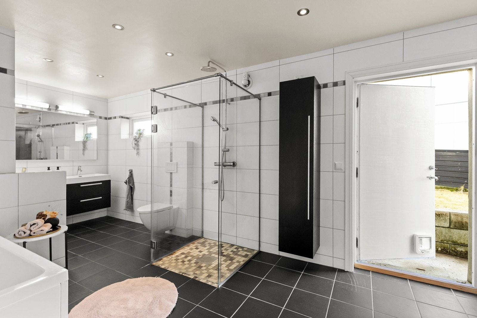 Vaskerom/bad som også kan benytte som en biinngang. Praktisk når man kommer rett fra trening. Galleribilde