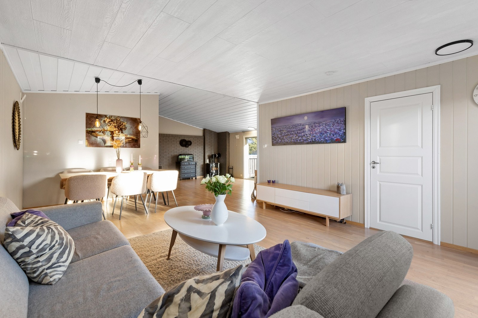 I stuen er det installert både vedovn og varmepumpe. Galleribilde