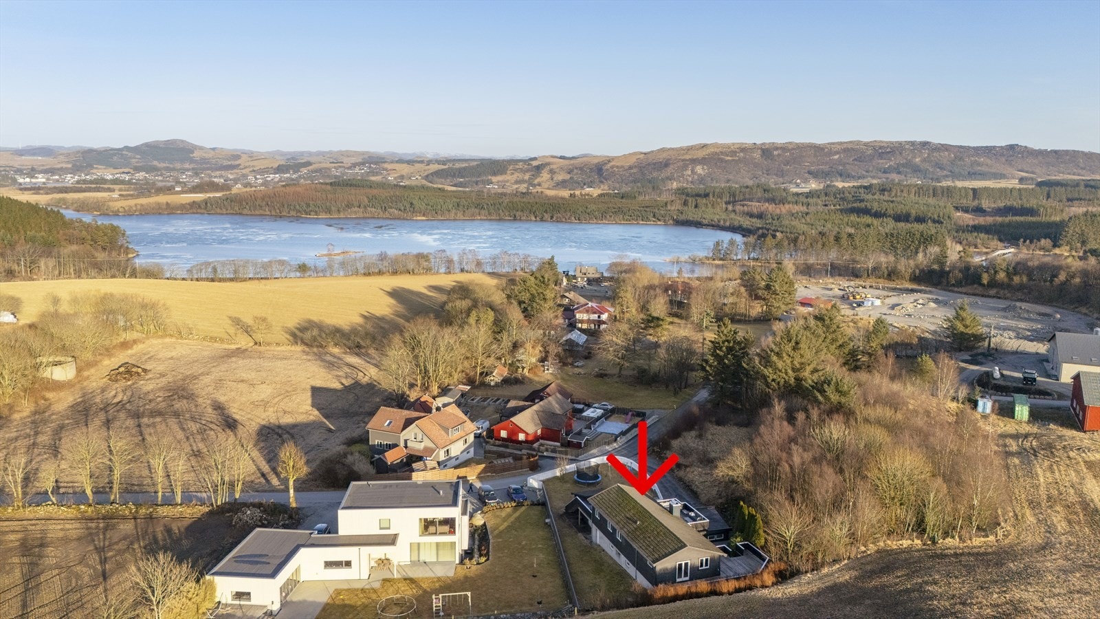 Eiendommen har en landlig beliggenhet i en koselig gate på Klepp Stasjon. Ca 15 minutters gange til togstasjon. Galleribilde