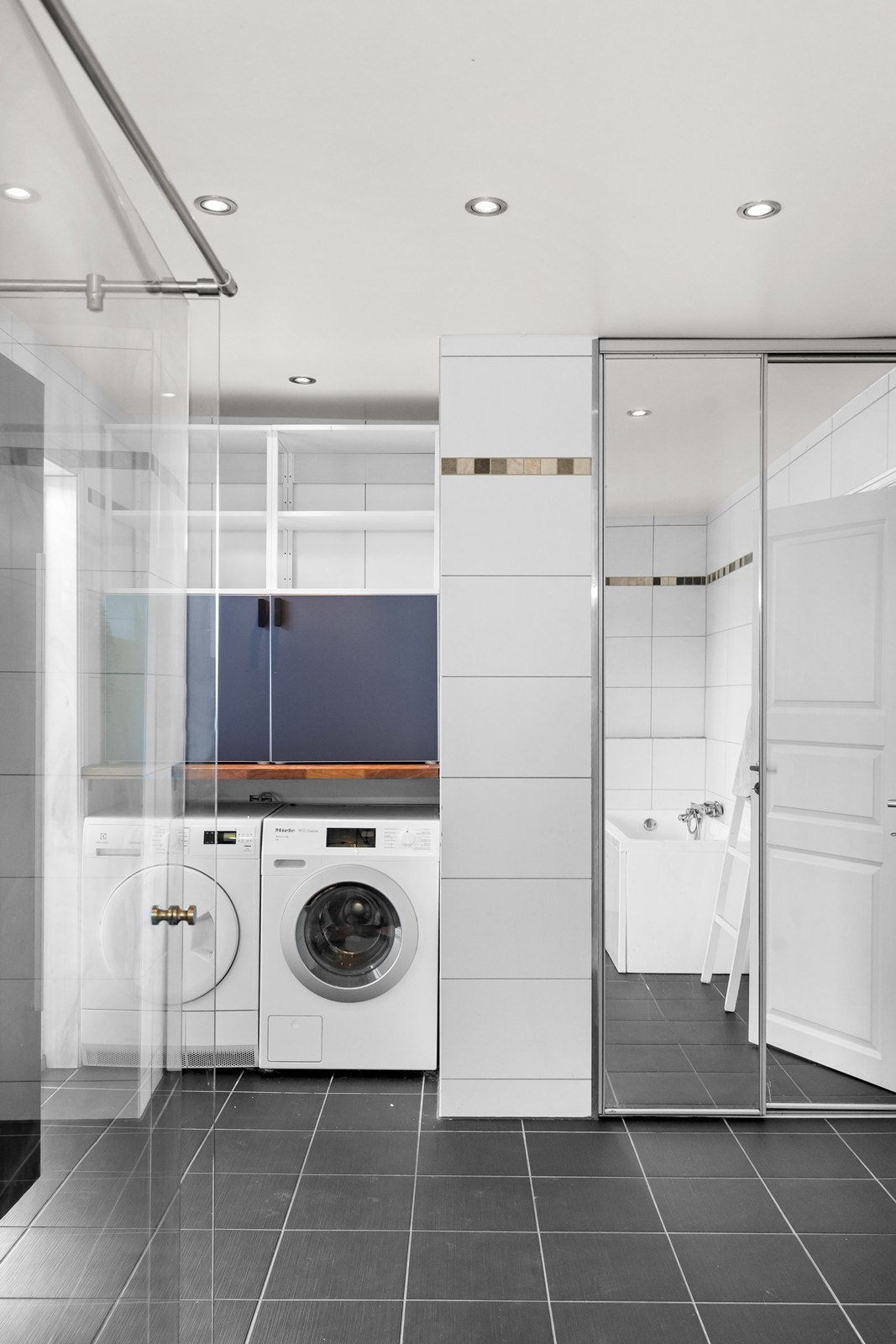 Badet er også kombinert vaskerom med plass til både vaskemaskin og tørketrommel. Galleribilde