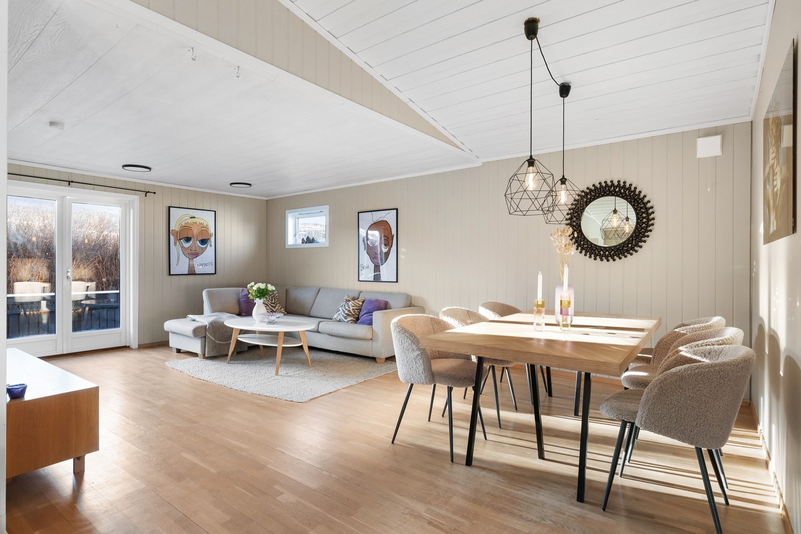 Boligen er bygget i 1964 og skal være tilbygd i 1980 og 1995. Galleribilde