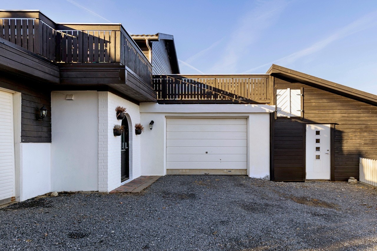 Tilbygget har egen inngang og er kjekt for ungdommene i hus. Galleribilde