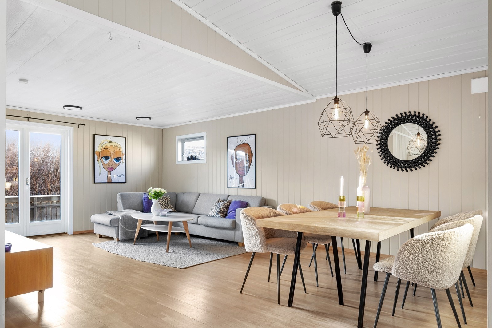 Stuen ble påbygget i ca 1980 ifølge tegninger. Galleribilde