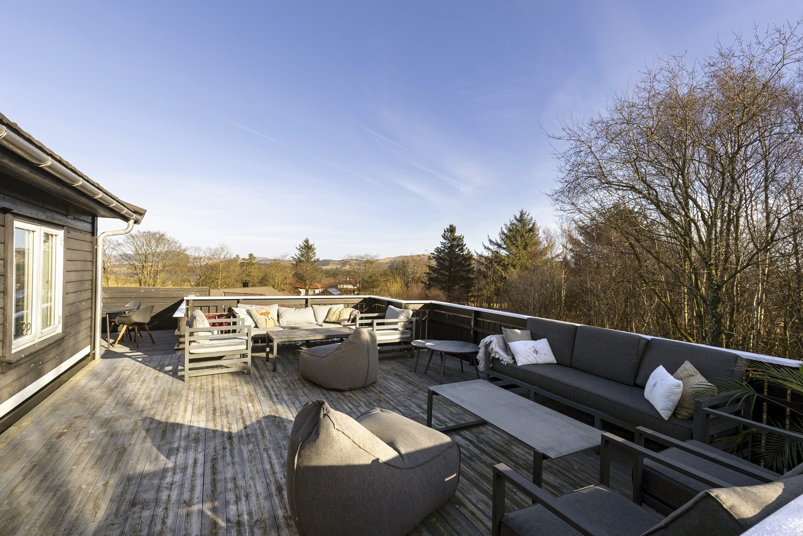 Boligen har sjelden stor terrasse som går rundt store deler av boligen. Galleribilde