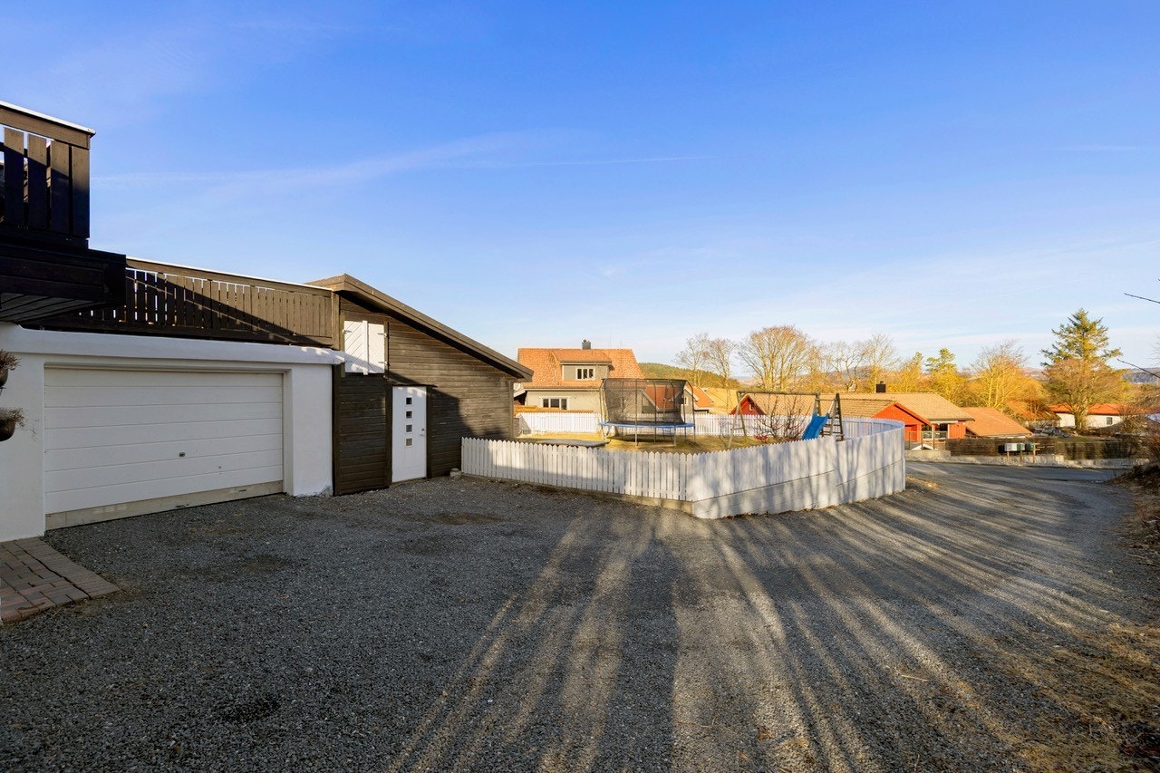 Boligen har to separerte garasjer. Galleribilde