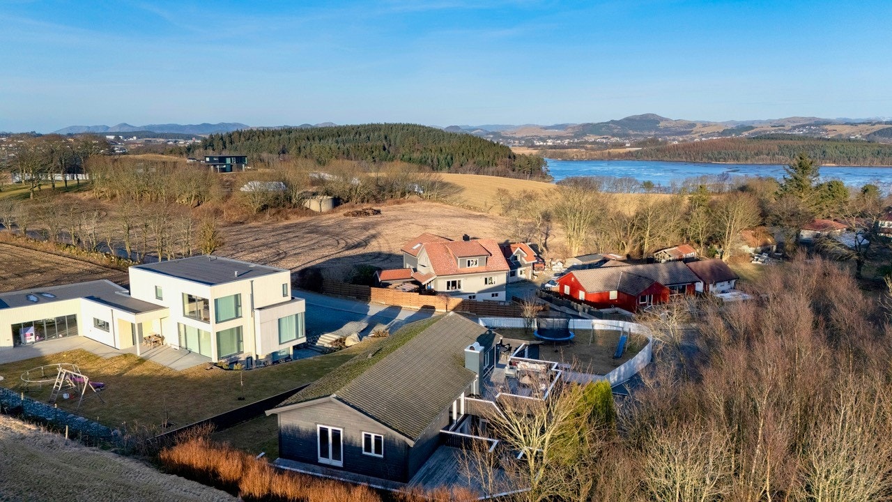 Eiendommen har flotte turområder like ved som med blant annet Frøylandsvatnet og Midgardsormen. Galleribilde