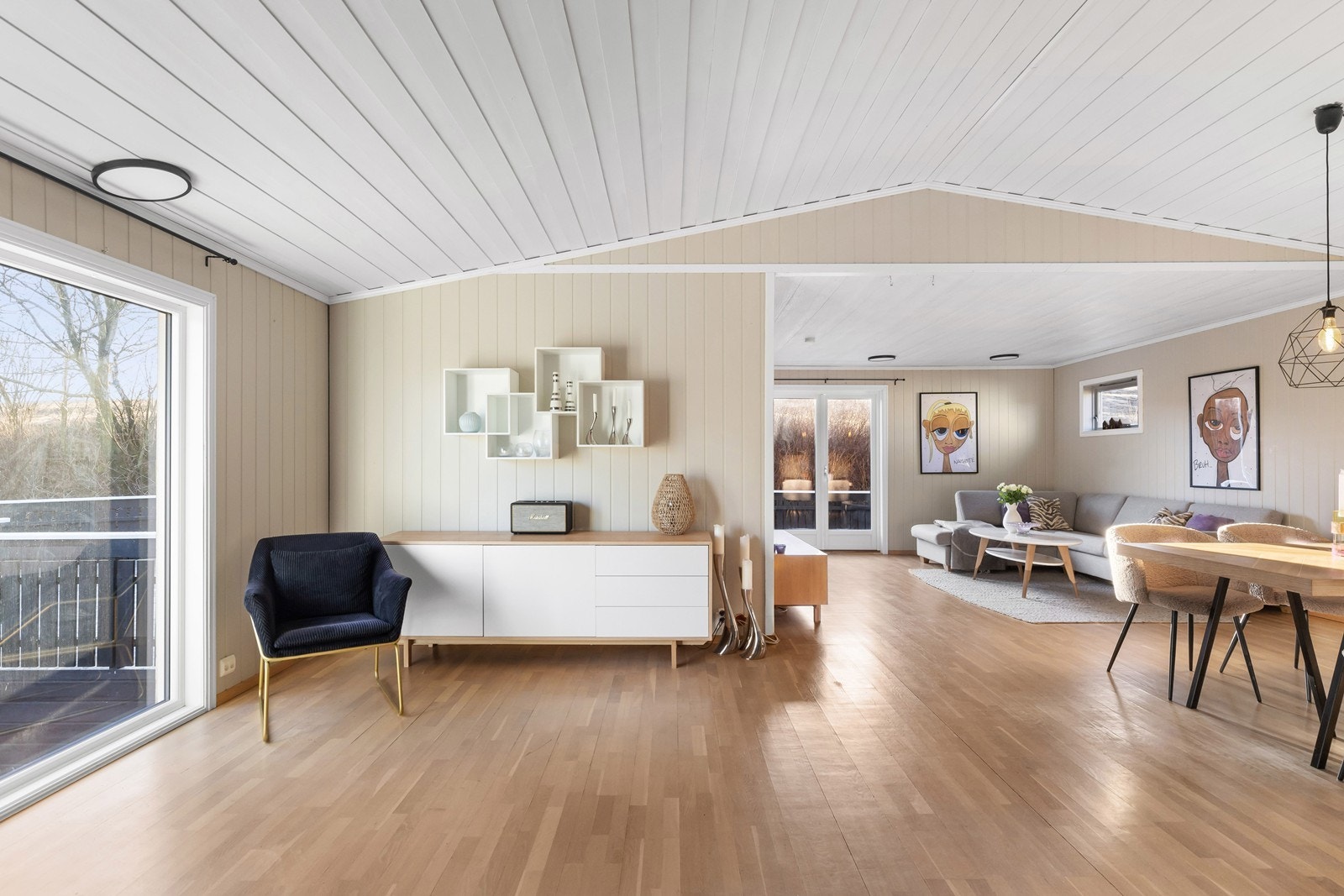 Stuen er romslig og har lysmalte flater på vegg og tak. Galleribilde