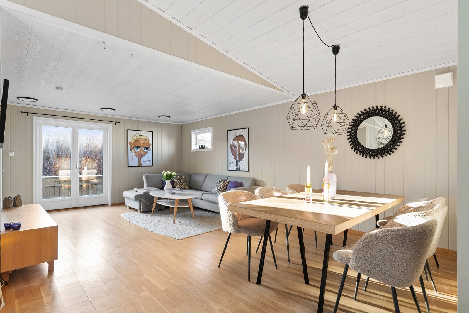 Rikelig med plass til flere sittegrupper og møblerings muligheter. Galleribilde