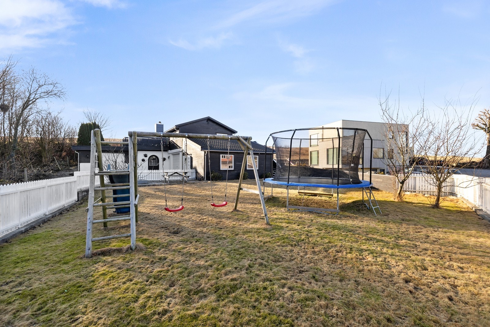 Tomten er på hele 1064 kvm, så det er god boltreplass for store og små. Galleribilde