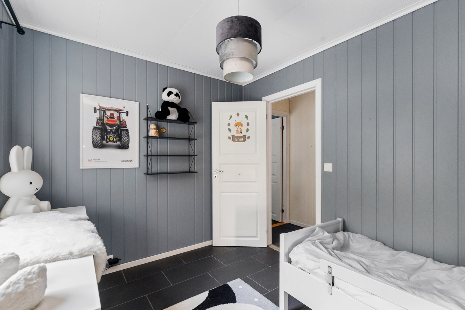 I 1.etasje finner man 3 soverom, stue, bad og gjestetoalett. Galleribilde