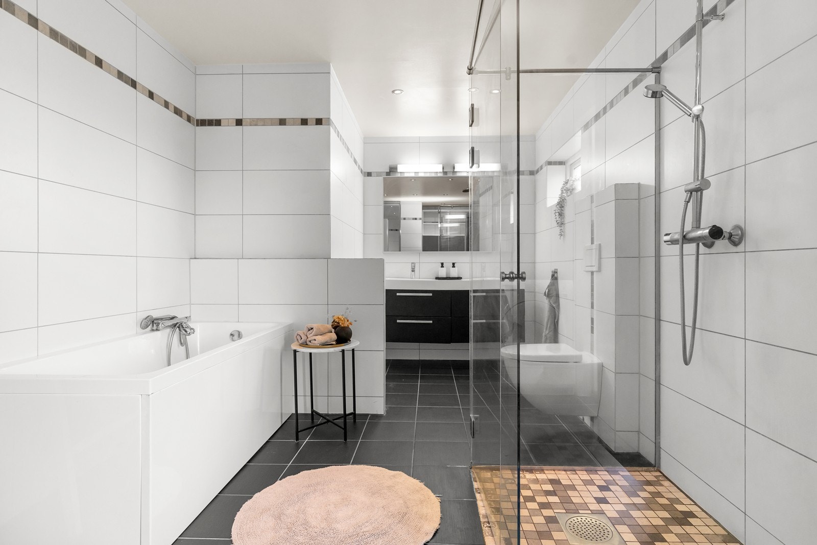 Pent og romslig bad med både dusj og badekar. Galleribilde