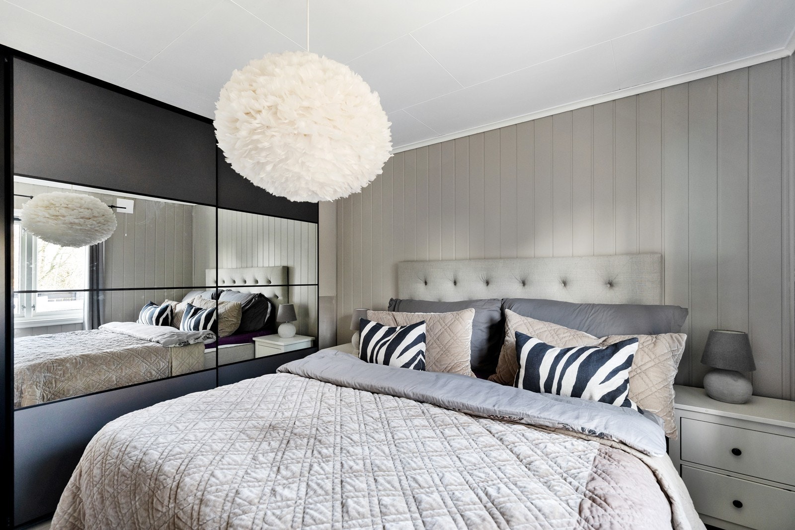 Praktisk og stor skyvedørs garderobe. Galleribilde