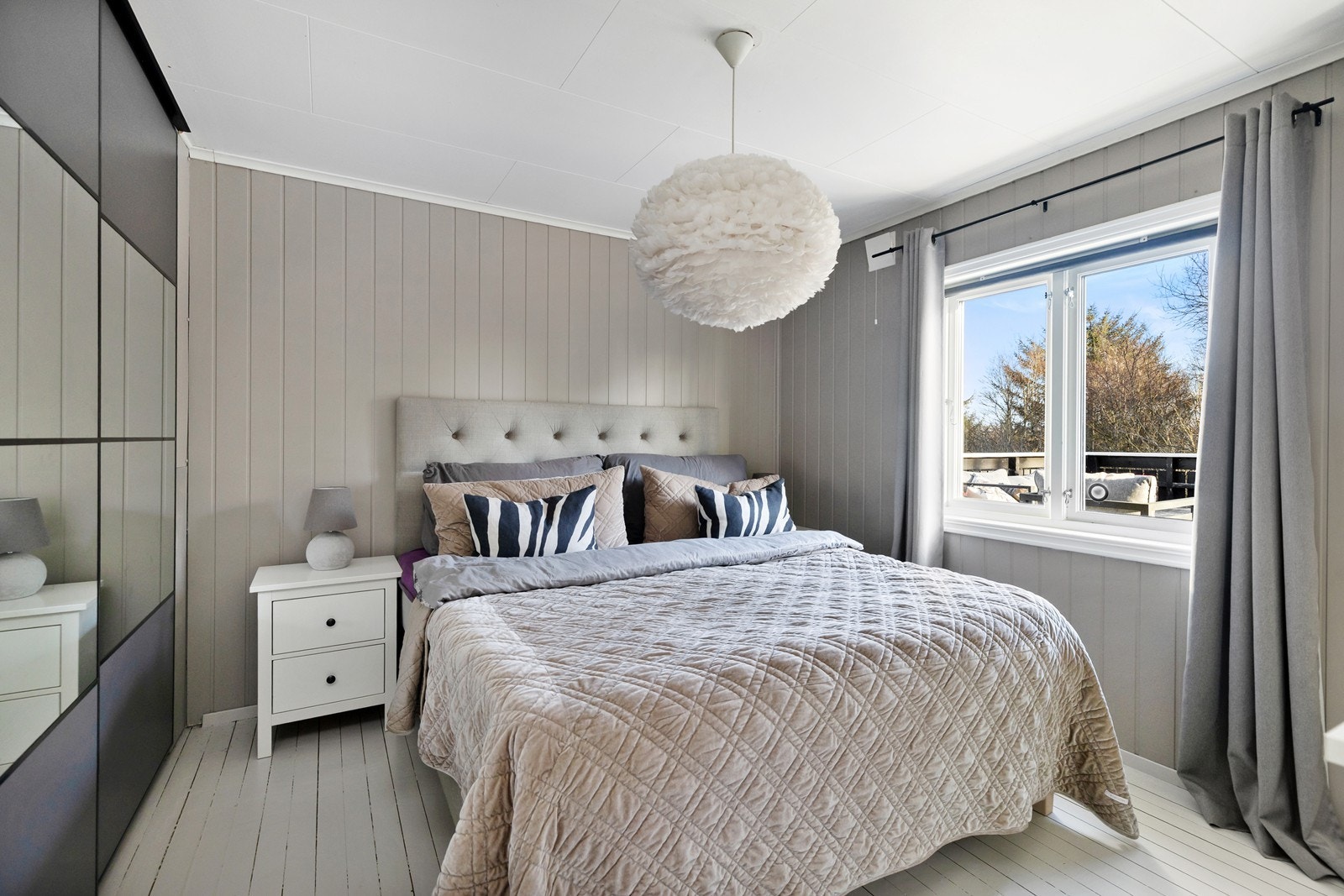 Lekkert soverom med tidsriktige fargevalg på vegg. Galleribilde