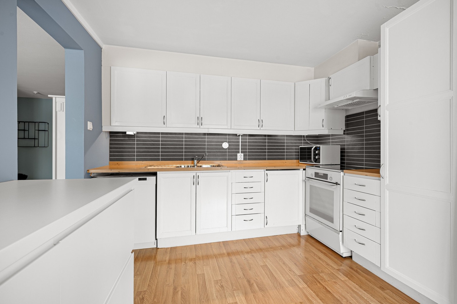 Kjøkkenet har godt med skap- og benkeplass. Galleribilde