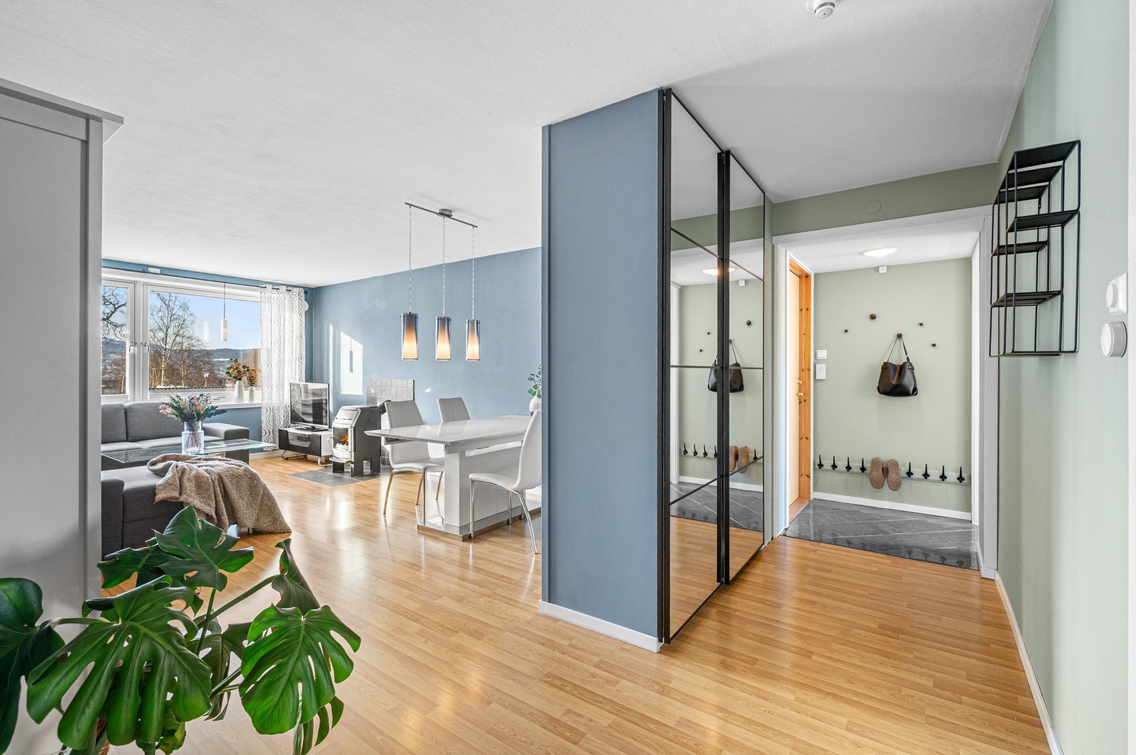 Romslig gang/entré som gir god plass til sko- og klesheng. Galleribilde