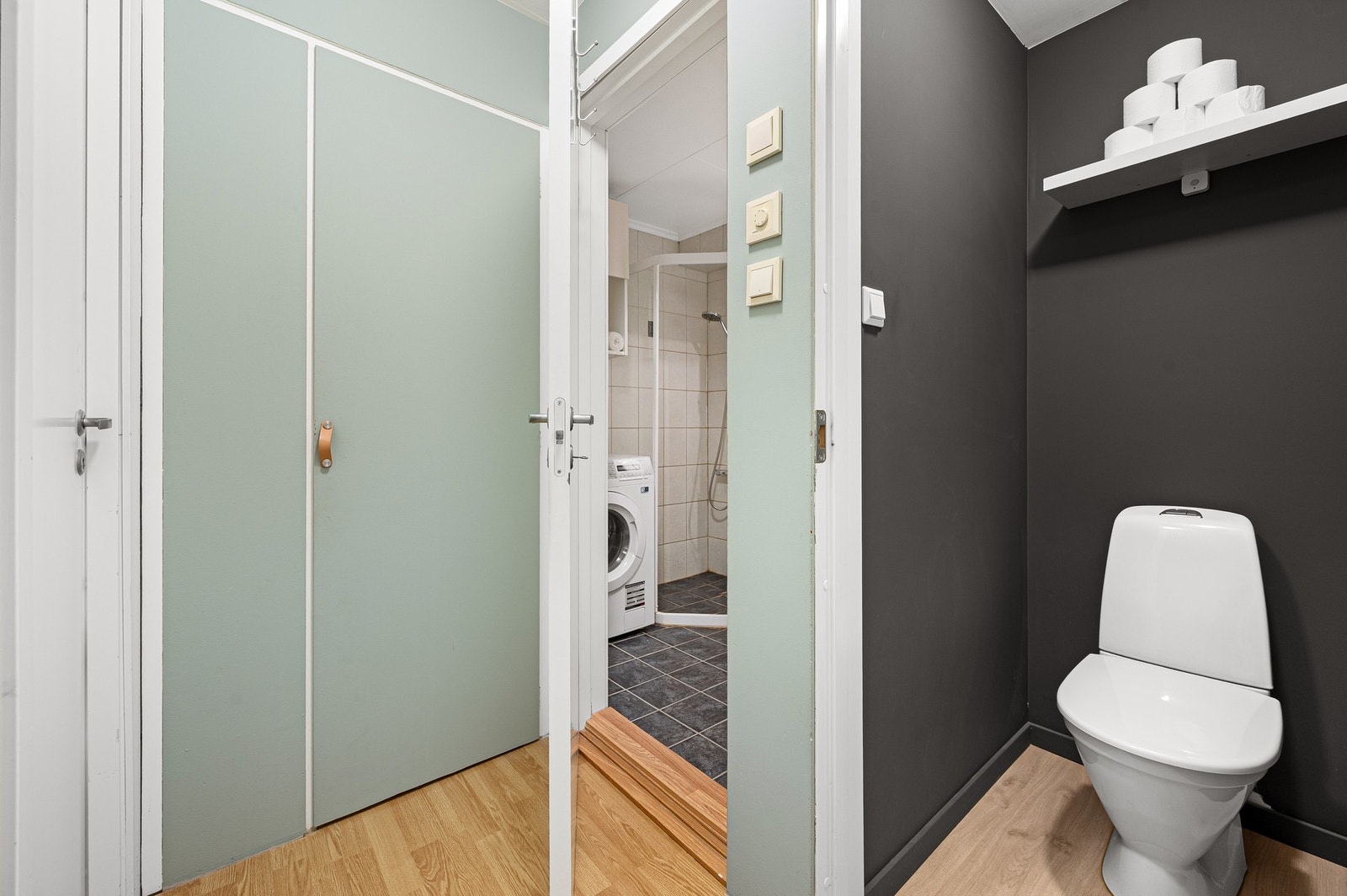 Fra gangen er det inngang til bad og separert WC-rom. Galleribilde