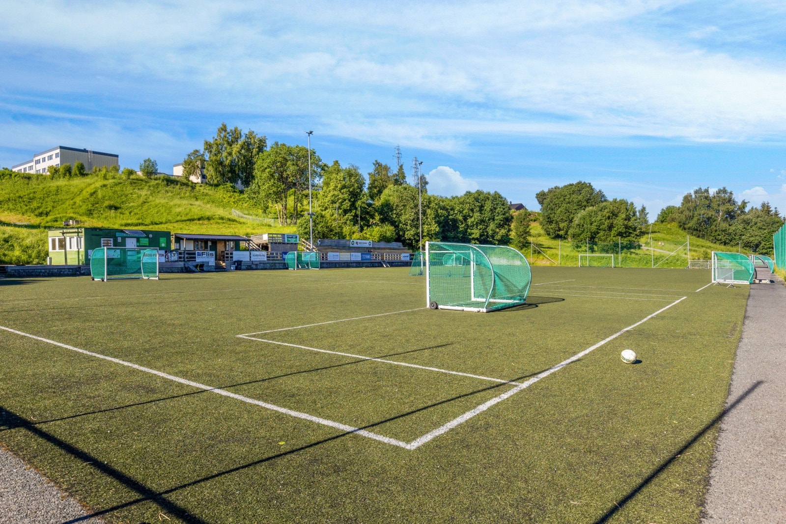 Kunstgressbane i tilknytning borettslaget kun noen meter fra boligen. Galleribilde