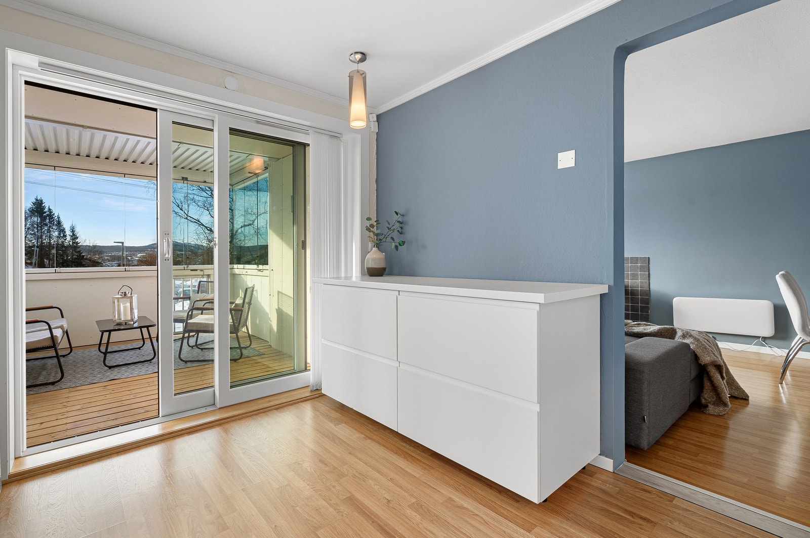 Fra kjøkkenet er det utgang til boligens solrike balkong. Galleribilde