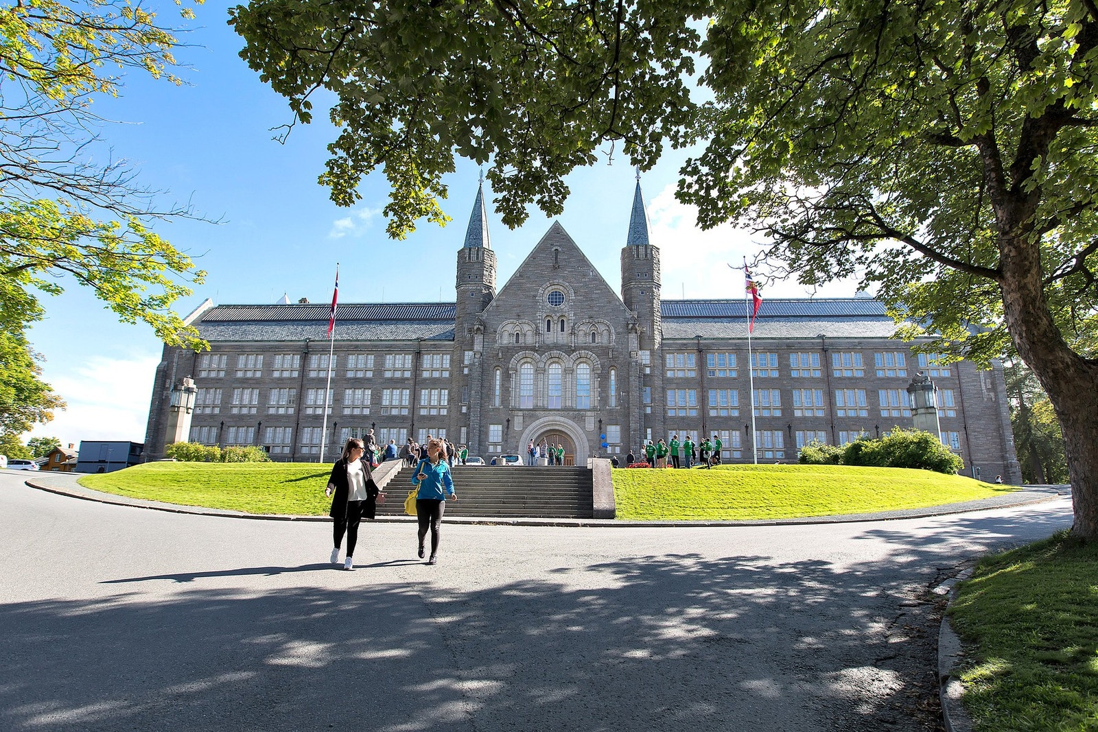 NTNU Gløshaugen og Dragvoll, SINTEF og St.Olavs Hospital når man til fots eller på sykkel. Man kan også benytte seg av det gode kollektivtilbudet. Buss nr 11 og 22 har hyppige avganger. Galleribilde