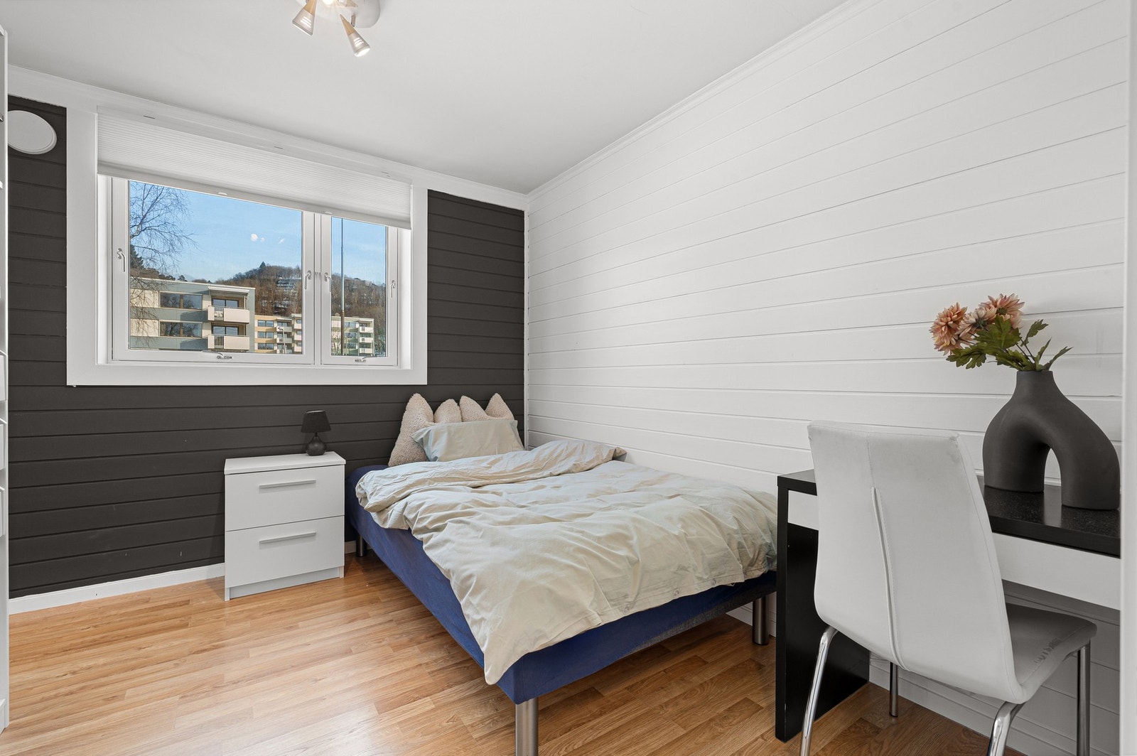 Soverom 3 er på 9 m² og gir god plass til ønsket seng og tilhørende møblement. Galleribilde