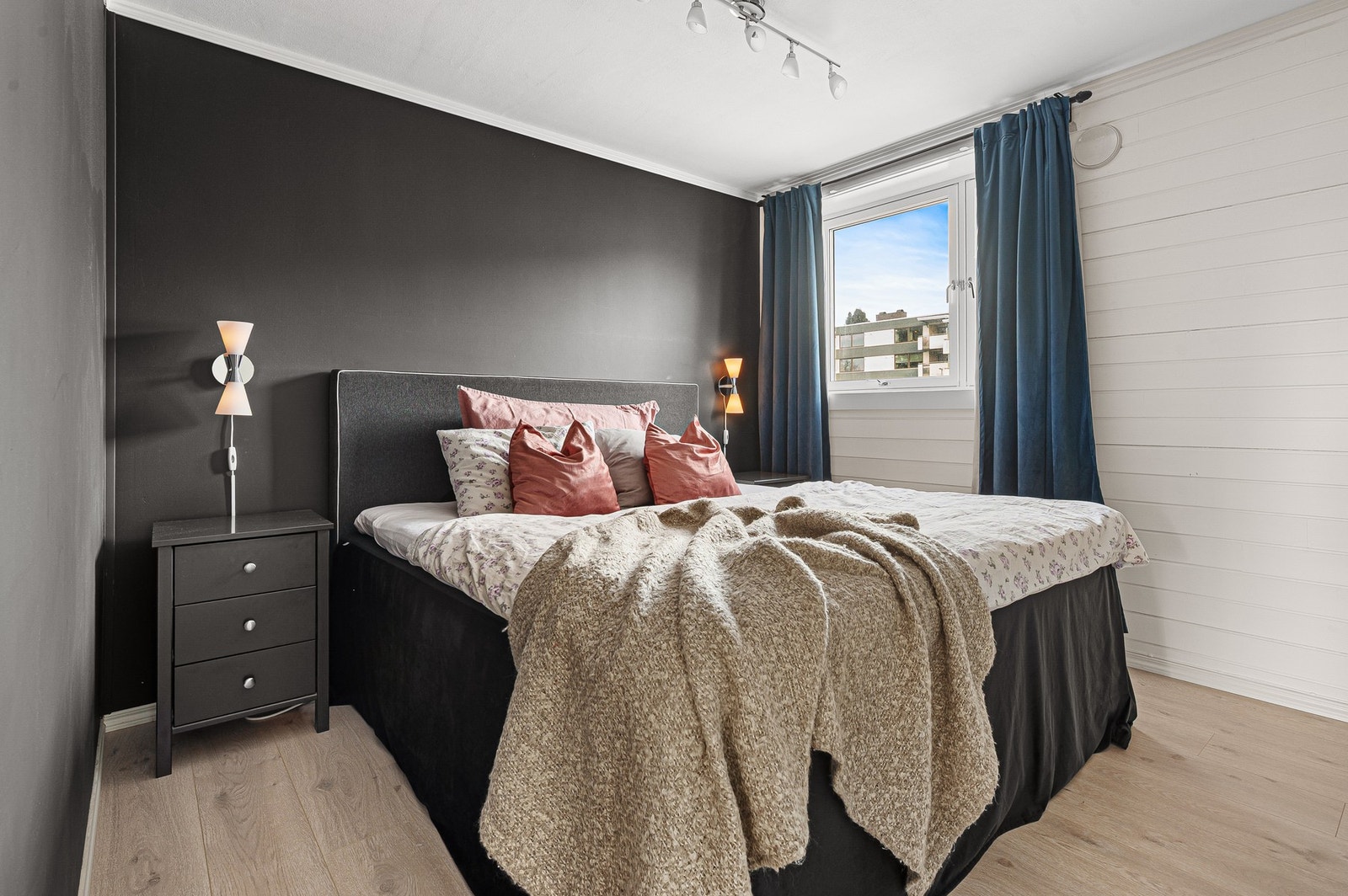 Romslig hovedsoverom på 12 m² med god plass til dobbeltseng. Galleribilde