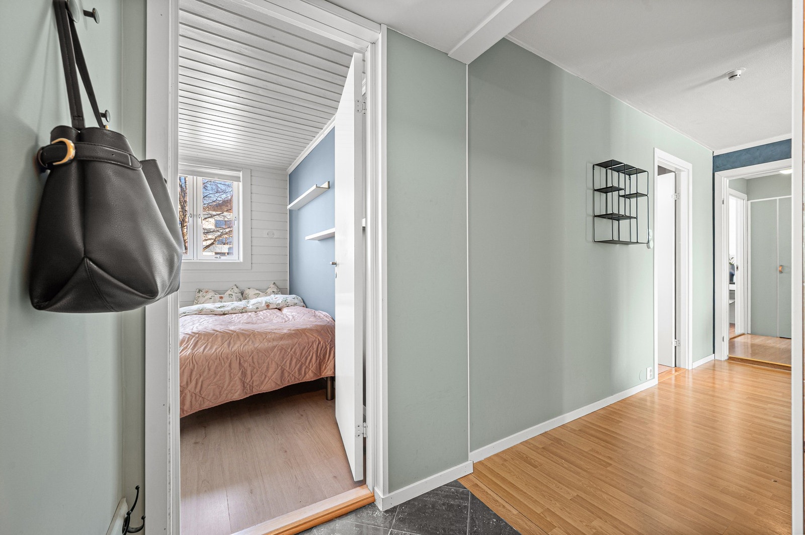 Fra gangen er det inngang til soverommene. Galleribilde