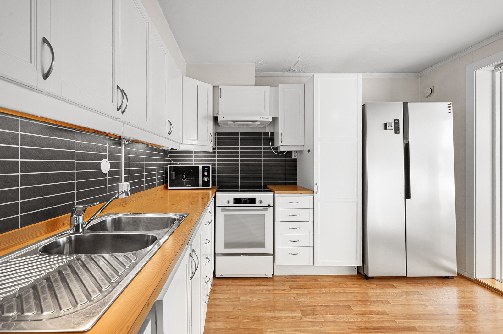 Stort og pent kjøkken på 10 m² med TG 1 fra takstmann. Galleribilde