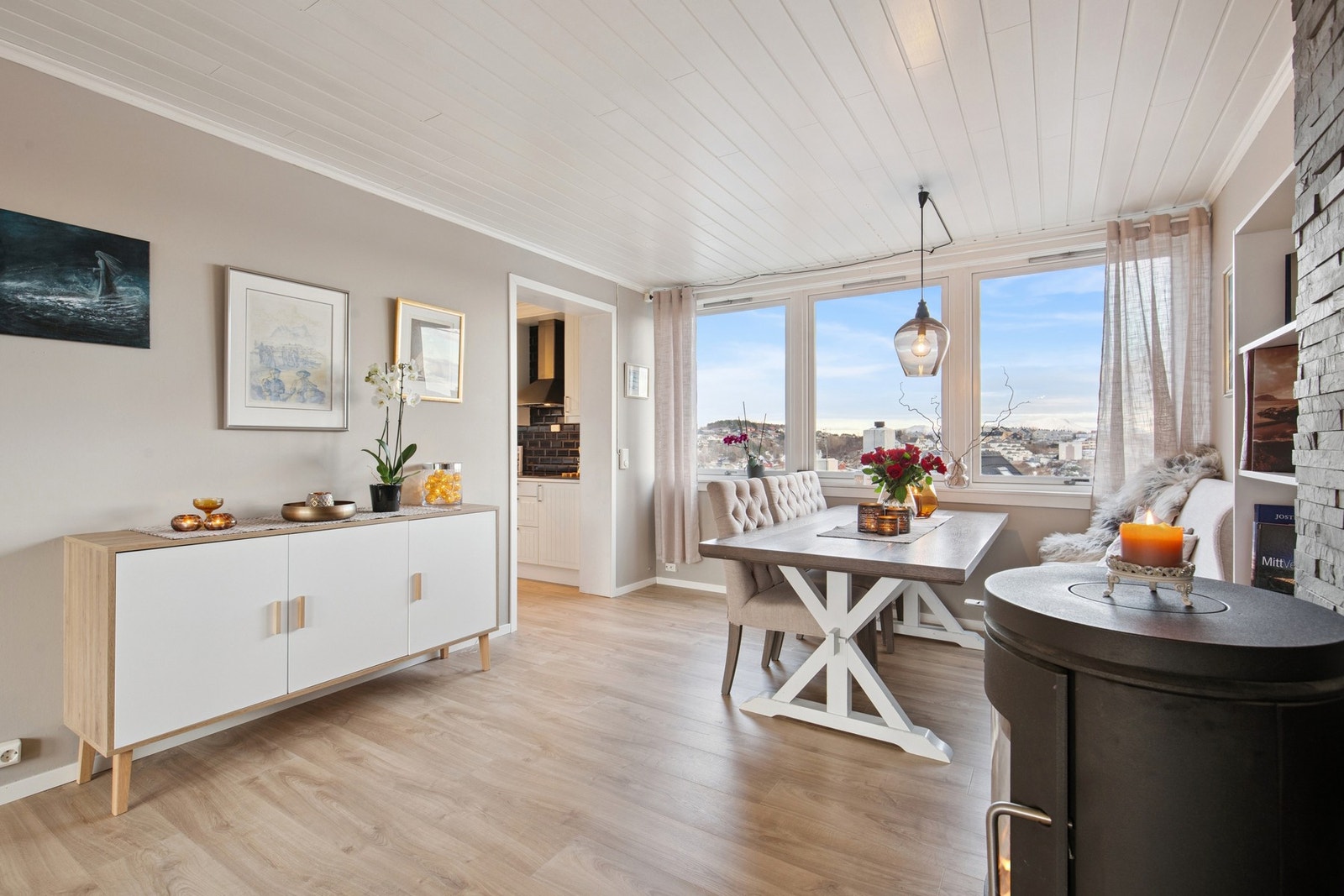 Store vindusflater som bidrar til en luftig og behagelig atmosfære Galleribilde