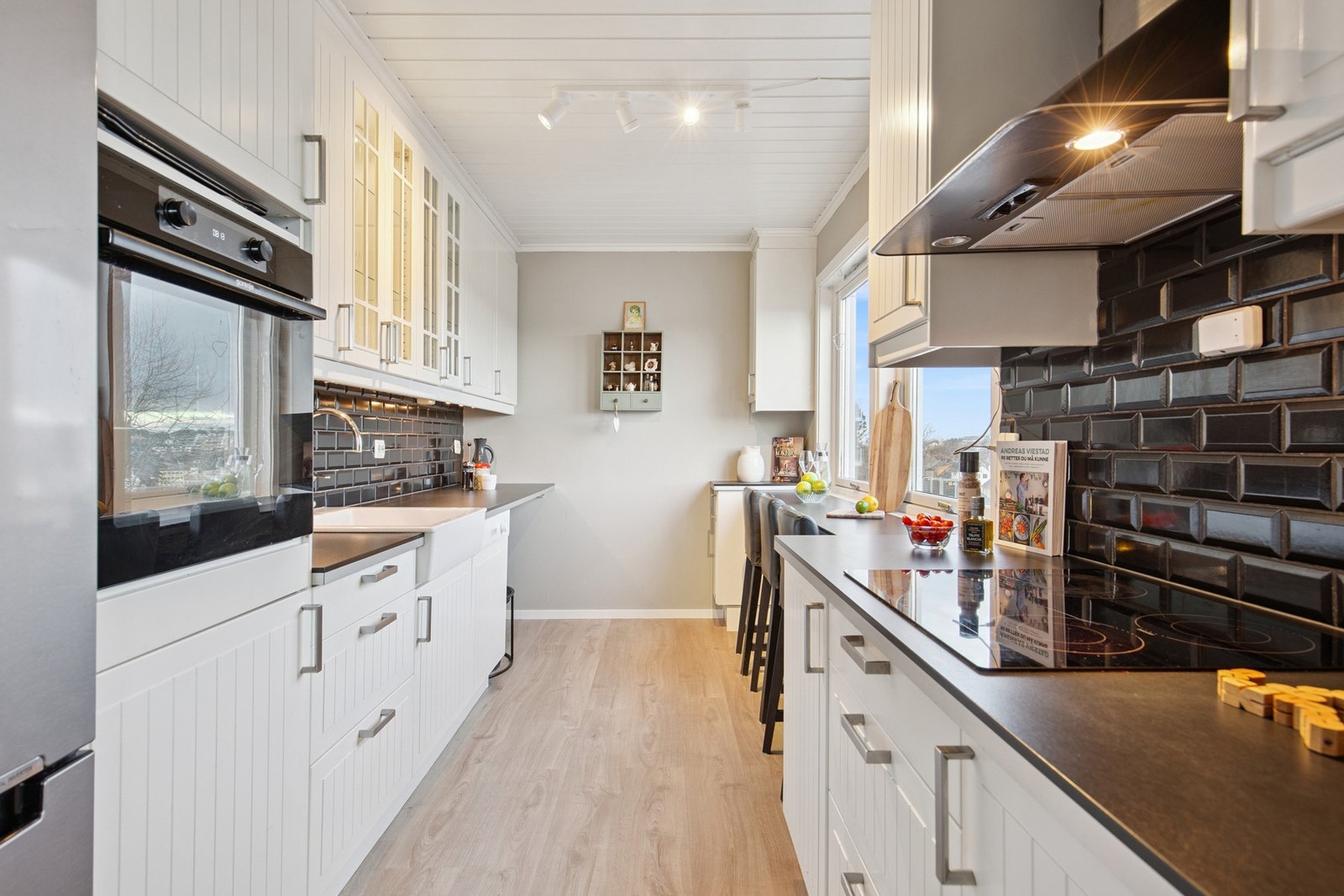 Kjøkkenet har god med lagringsplass i over og underskap samt god arbeidsflate for matlaging. Galleribilde