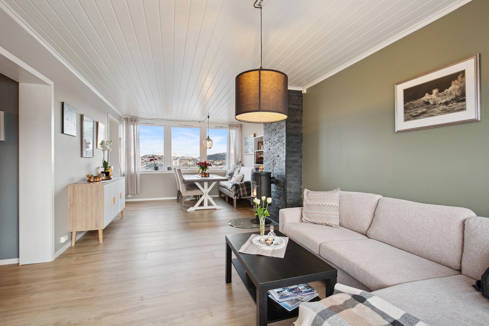 Flere naturlige soner for både spiseplass og sofagruppe. Galleribilde