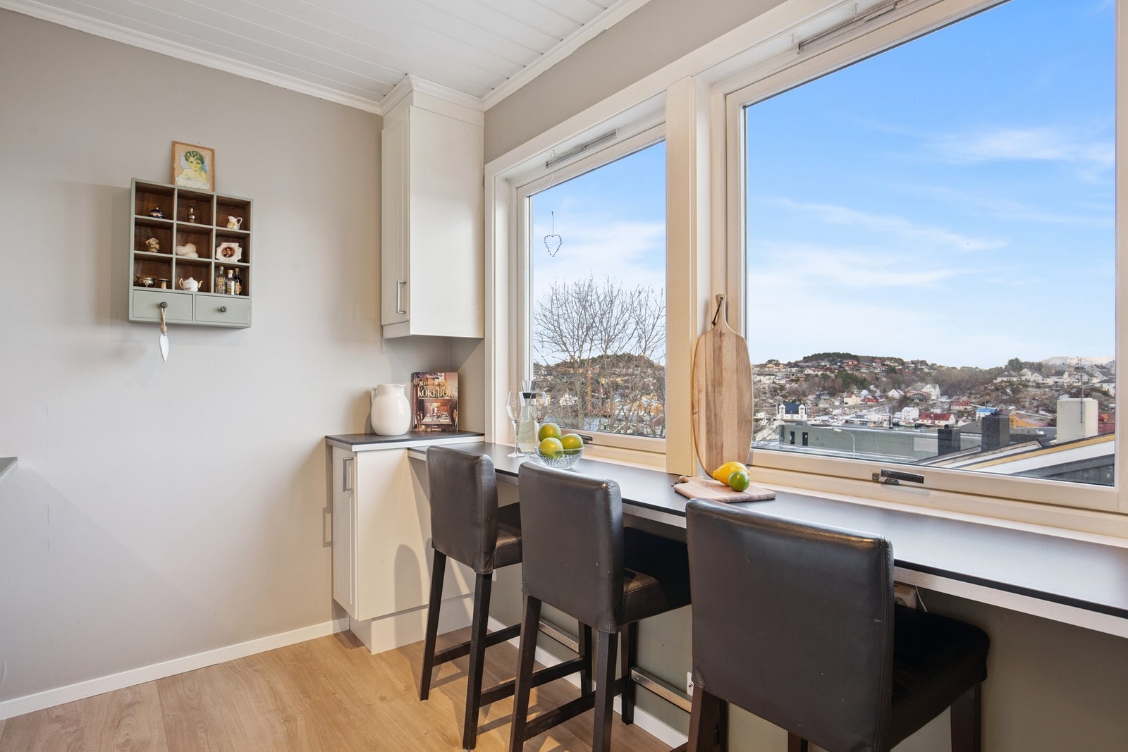 Med barkrakk-løsningen kan du nyte frokosten på kjøkkenbenken Galleribilde