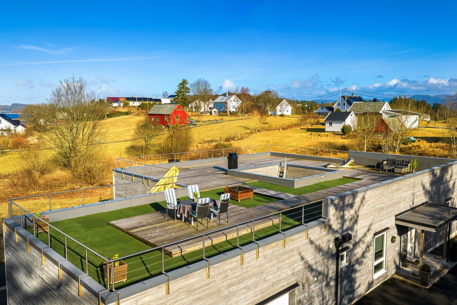 Nyt takterrassen med det herlige området rundt Galleribilde