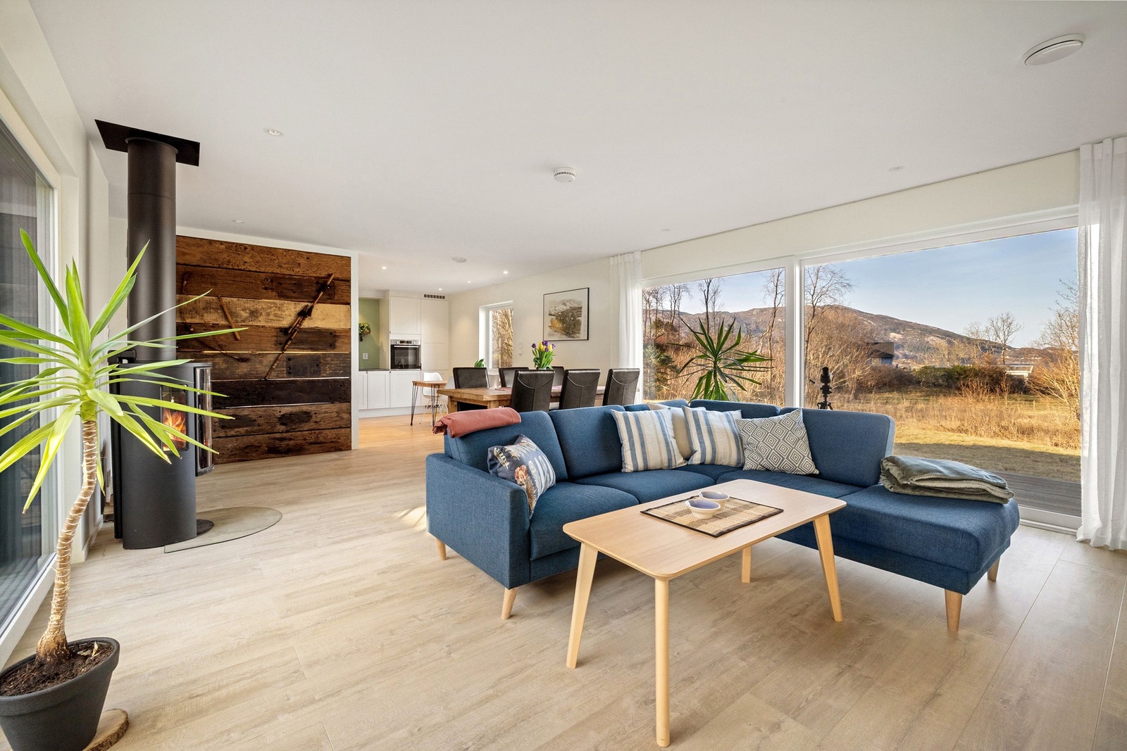 Stue med halvåpent til kjøkkenet, stor vindusflater ut i terrassen mot nordvest Galleribilde