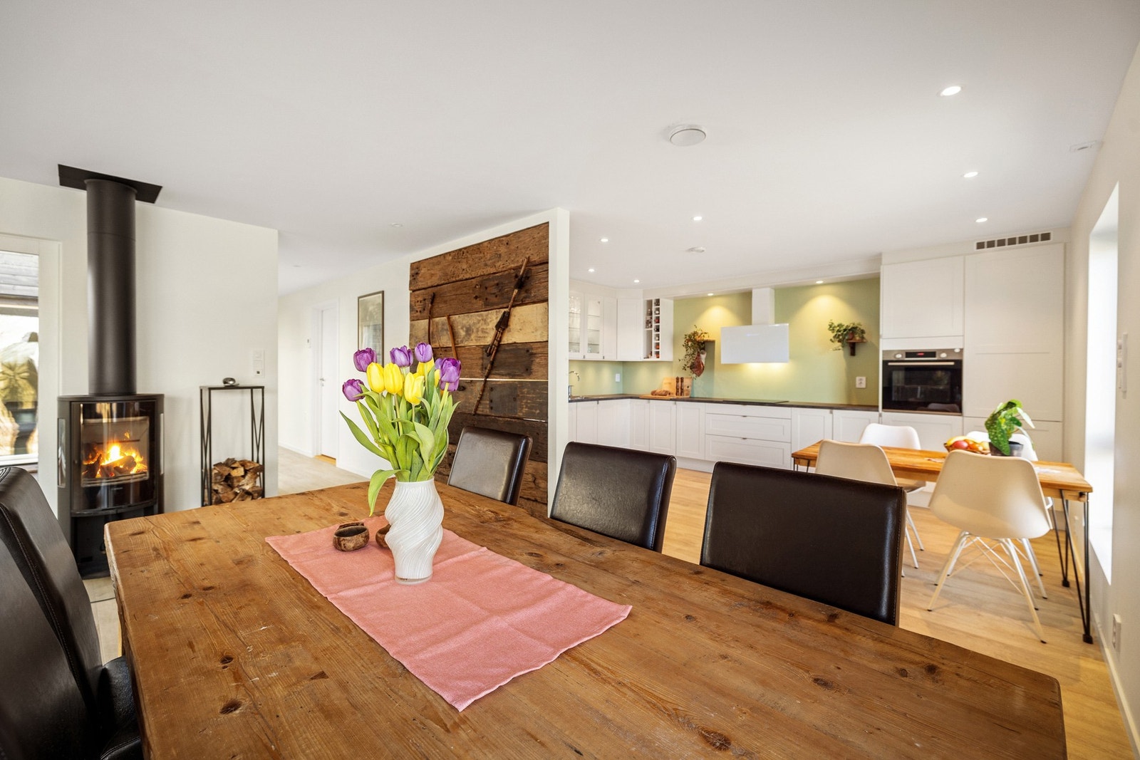 Spisebord i stuen mellom godkorken og kjøkkenet Galleribilde