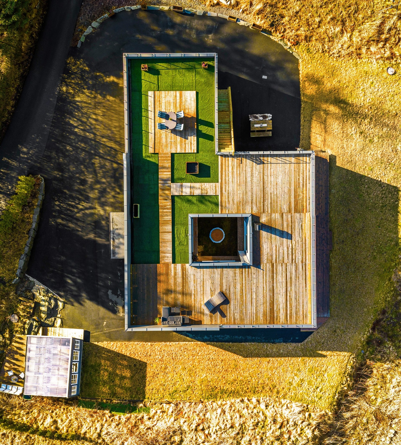 Spennende hus med "hull" i midten. Artig med atrium-hus. Galleribilde