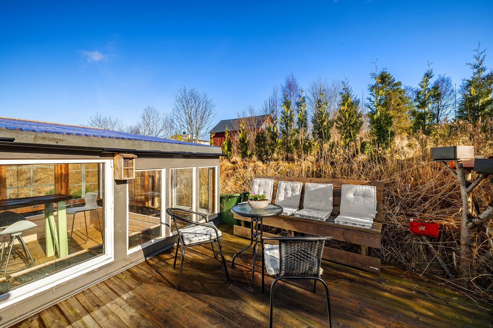 Fint å ta lunsjen i bakhagen Galleribilde