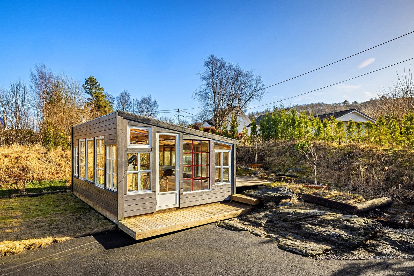 Koselig veksthus som følgelig kan brukes til mye annet. Solterrasse i bakkant. Galleribilde
