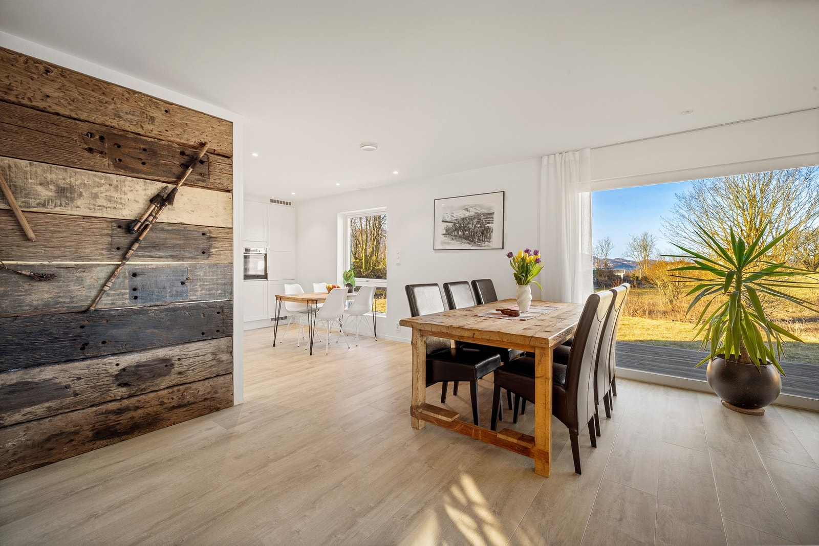 Stue med en artig vegg mot kjøkkenet. Galleribilde