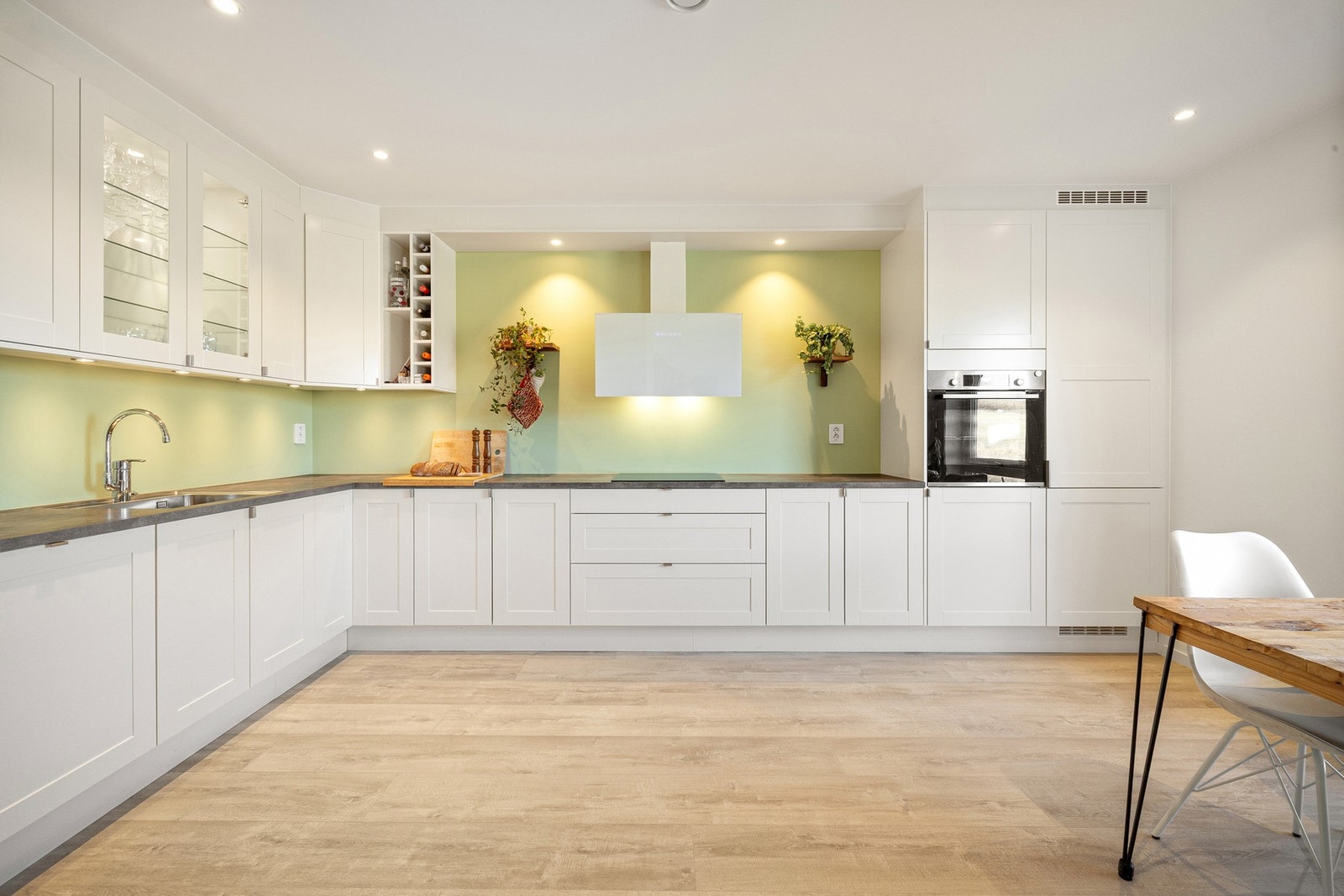 Stort og romslig kjøkken i tidløs design. Galleribilde