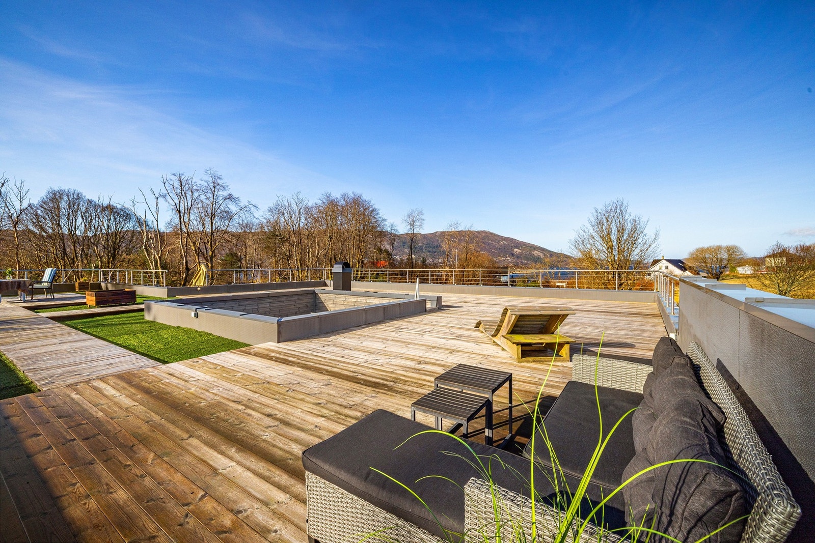 Svær takterrasse med atrium i midten Galleribilde