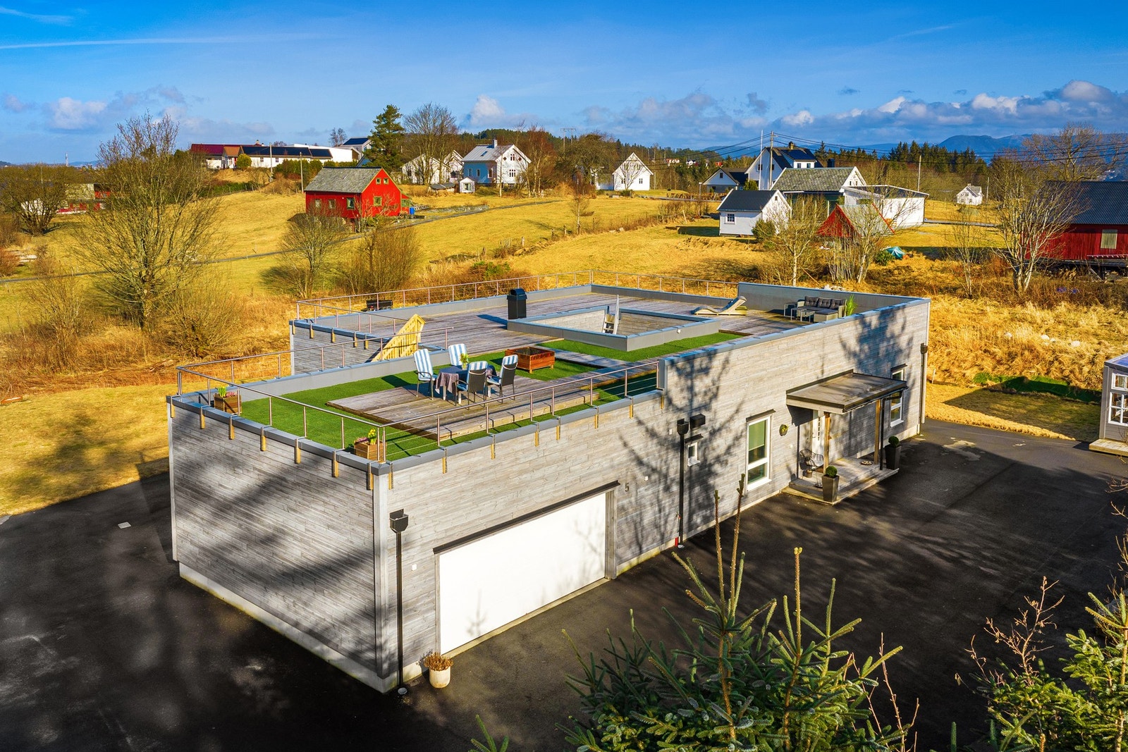 Rikleig med parkering på det asfalterte tunet. Galleribilde