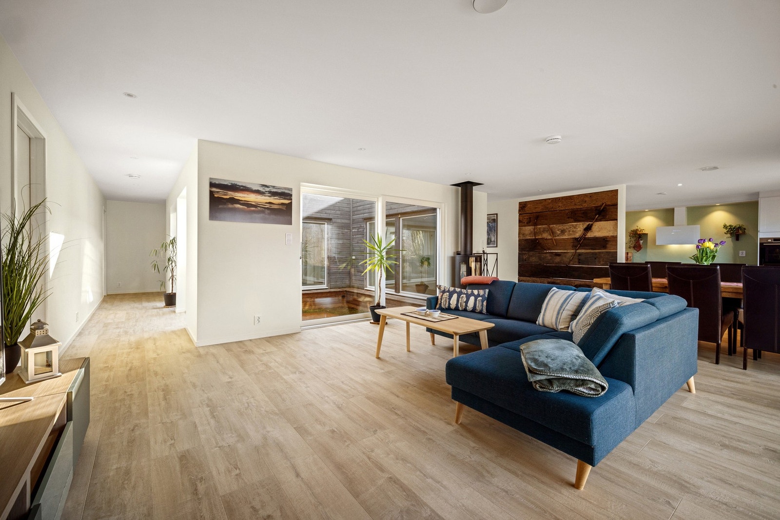 Stue mot kjøkken og atrium Galleribilde