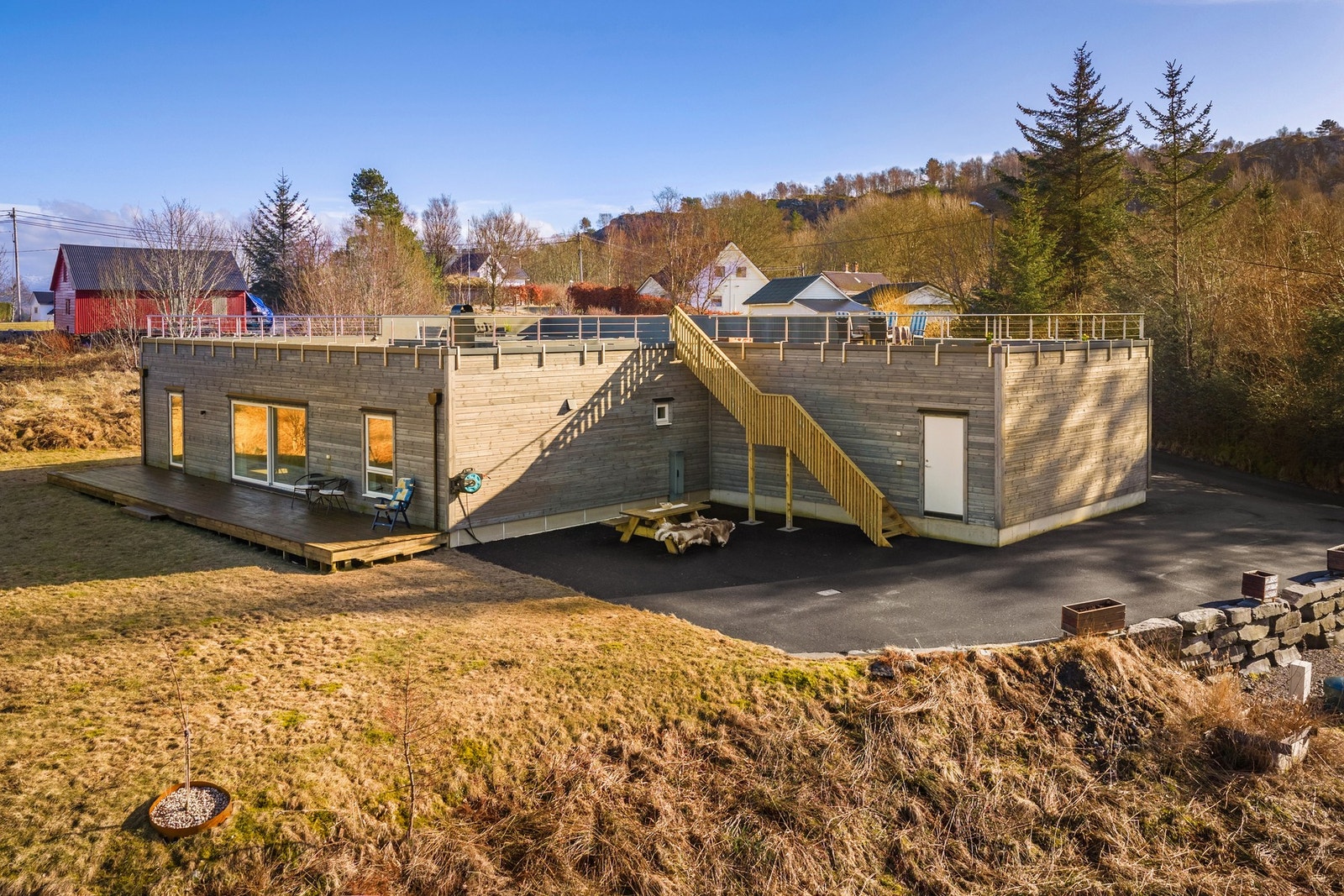 Trappene opp på taket og solkroken som er skjermet og lun Galleribilde