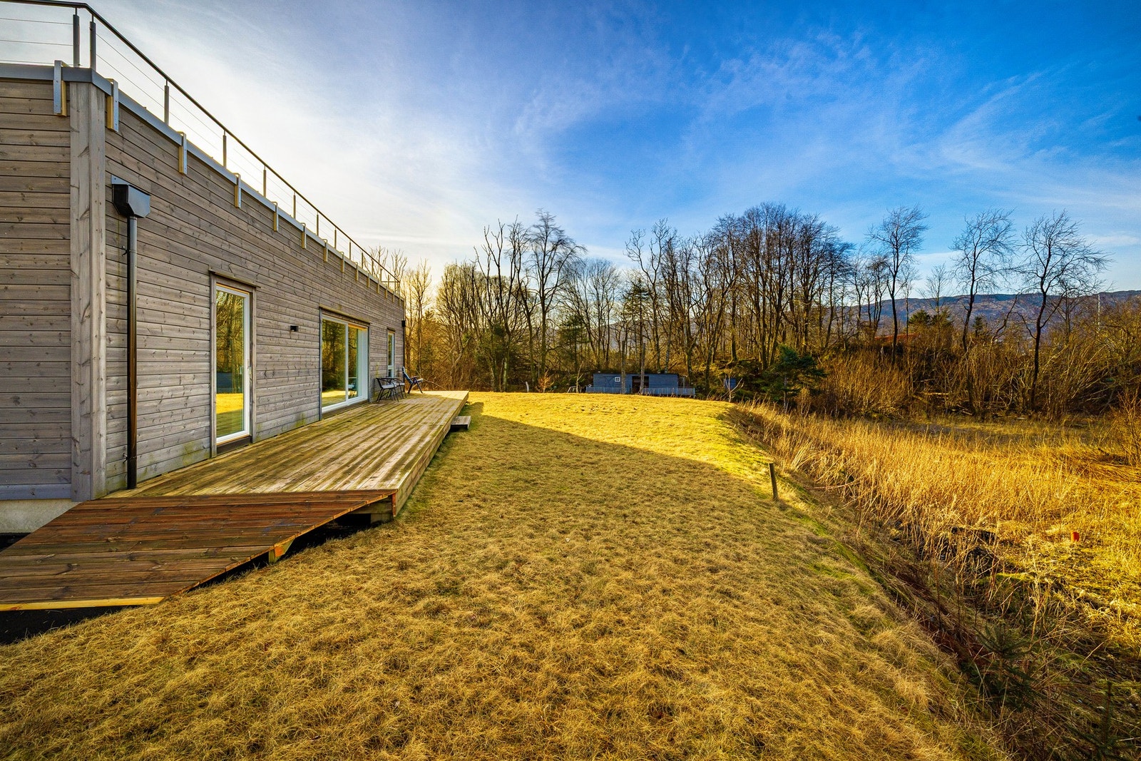 Terrasse og plen i front mot nordvest Galleribilde